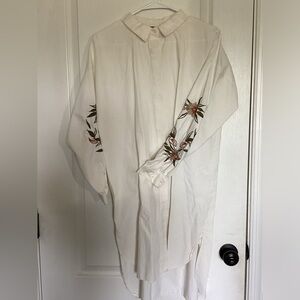 Oversized offwhite knee length top with embroidered sleeves